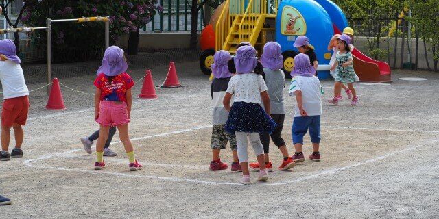 中当てゲーム 粘土遊び 外気浴 足立区 認可保育園 社会福祉法人チェリー保育園 北綾瀬 中当てゲーム 粘土遊び 外気浴 足立区 認可保育園 社会福祉法人チェリー保育園 北綾瀬